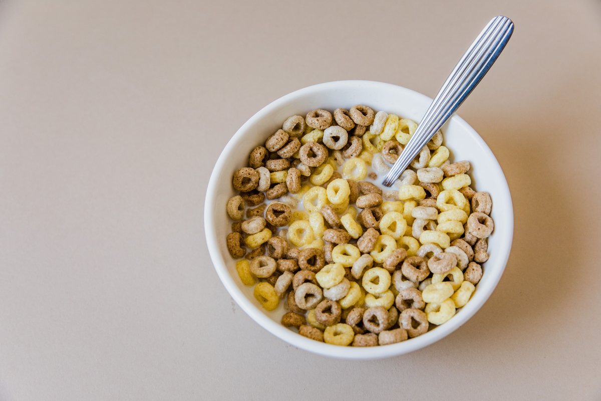 Breakfast cereal clusters and protein nutrition bars