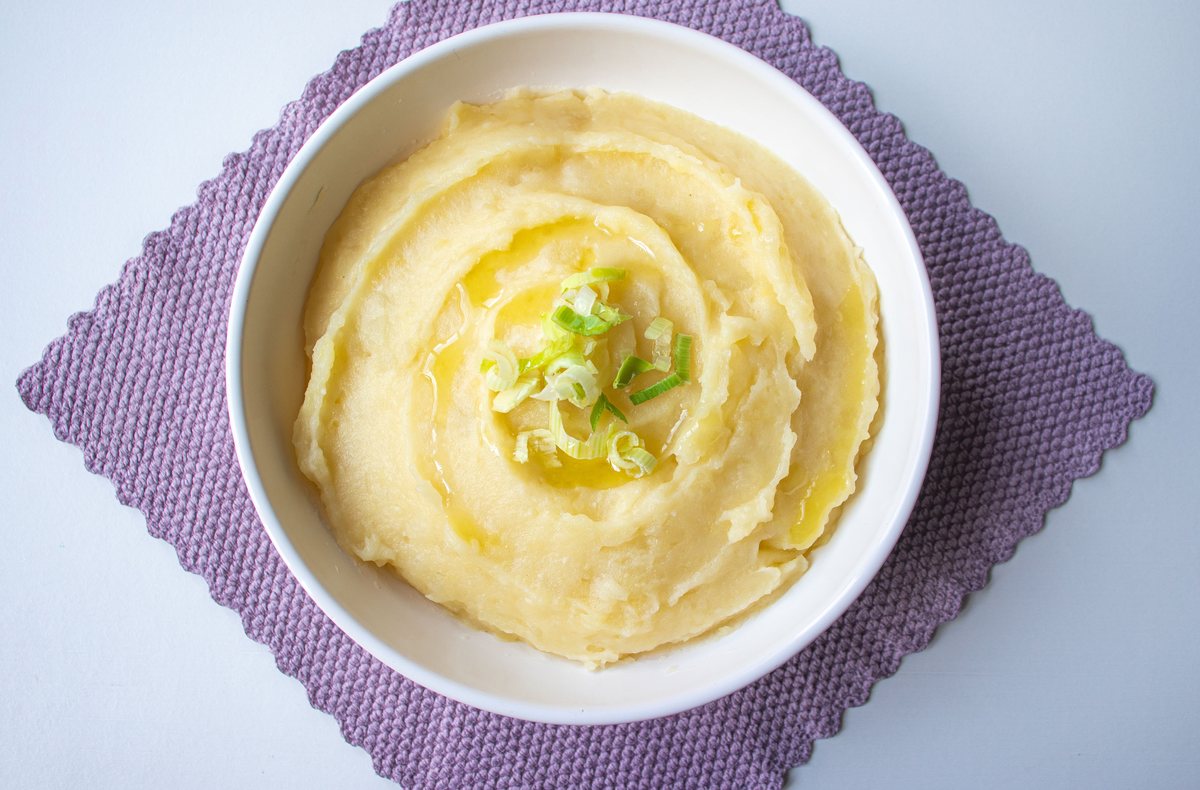 A bowl of creamy mashed potatoes